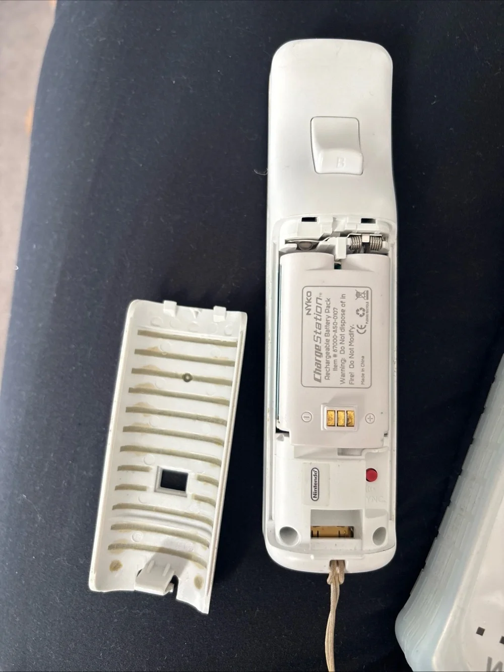 Nintendo Wii Remote Bundle 2 Wiimotes + 2 Nunchuks + Nyko Charger